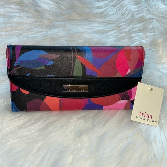 🆕 Trina Turk Wallet Floral Design Black Pink - Picture 1 of 6